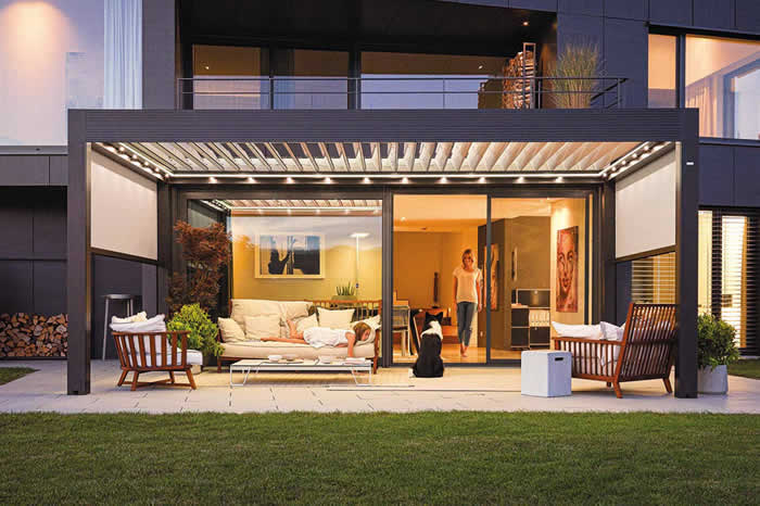 pergola-bioclimatique-adossee-eclairage-led-700x466-1