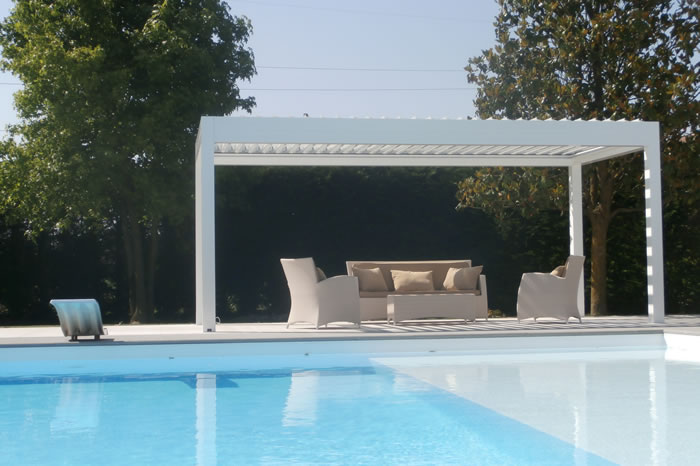 pergola-bioclimatique-gris-ardoise-devant-piscine-700x466-1