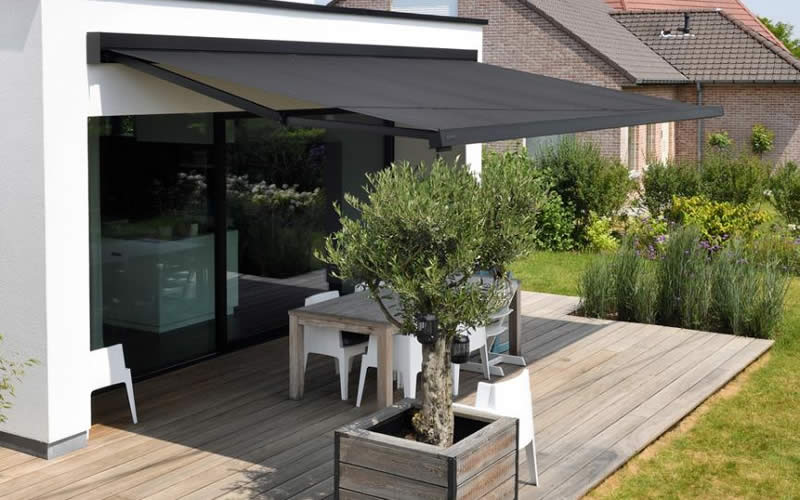 store-banne-noir-terrasse-bois-800x500-2