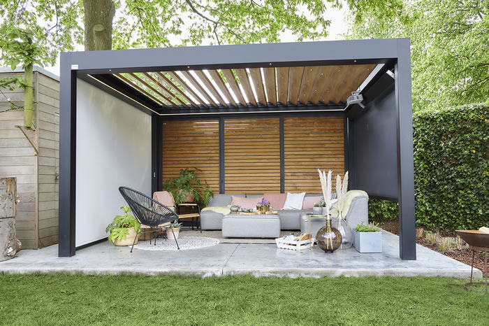 pergola-bioclimatique-paravents-persiennes-bois-700x466-1 pergola-bioclimatique-paravents-persiennes-bois-700x466-1