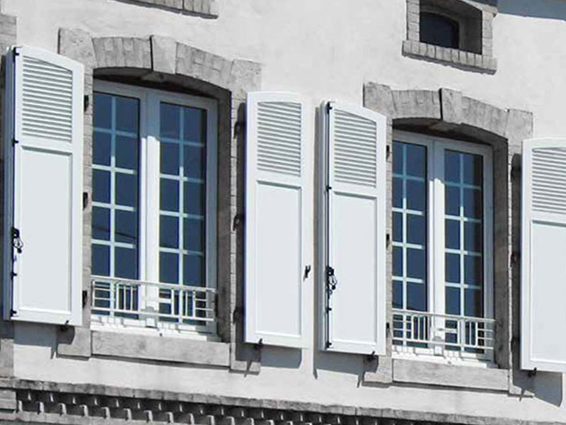 volets-battants-cintres-blancs volets-battants-cintres-blancs